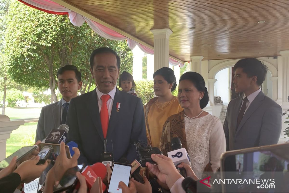 Sebelum pelantikan presiden, Jokowi  momong cucu