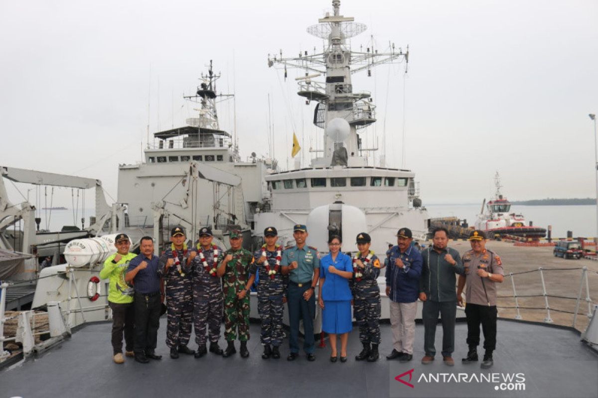 KRI Teluk Ende-517 Sandar di Pelabuhan Marine