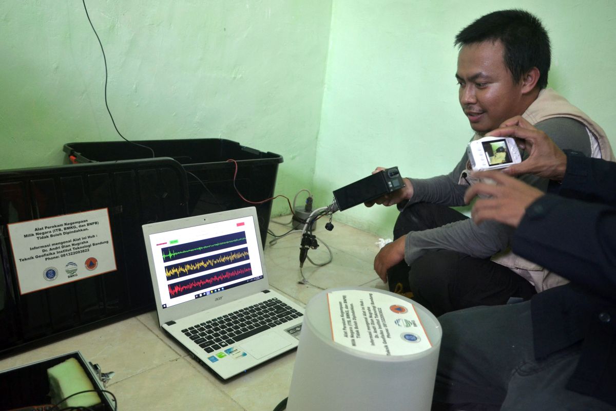 BNPB, BMKG install four seismographs in Maluku