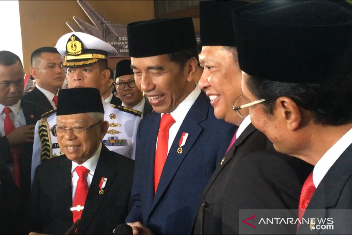 Pelantikan presiden, Ketua MPR bercanda dengan Ma'ruf Amin soal celana