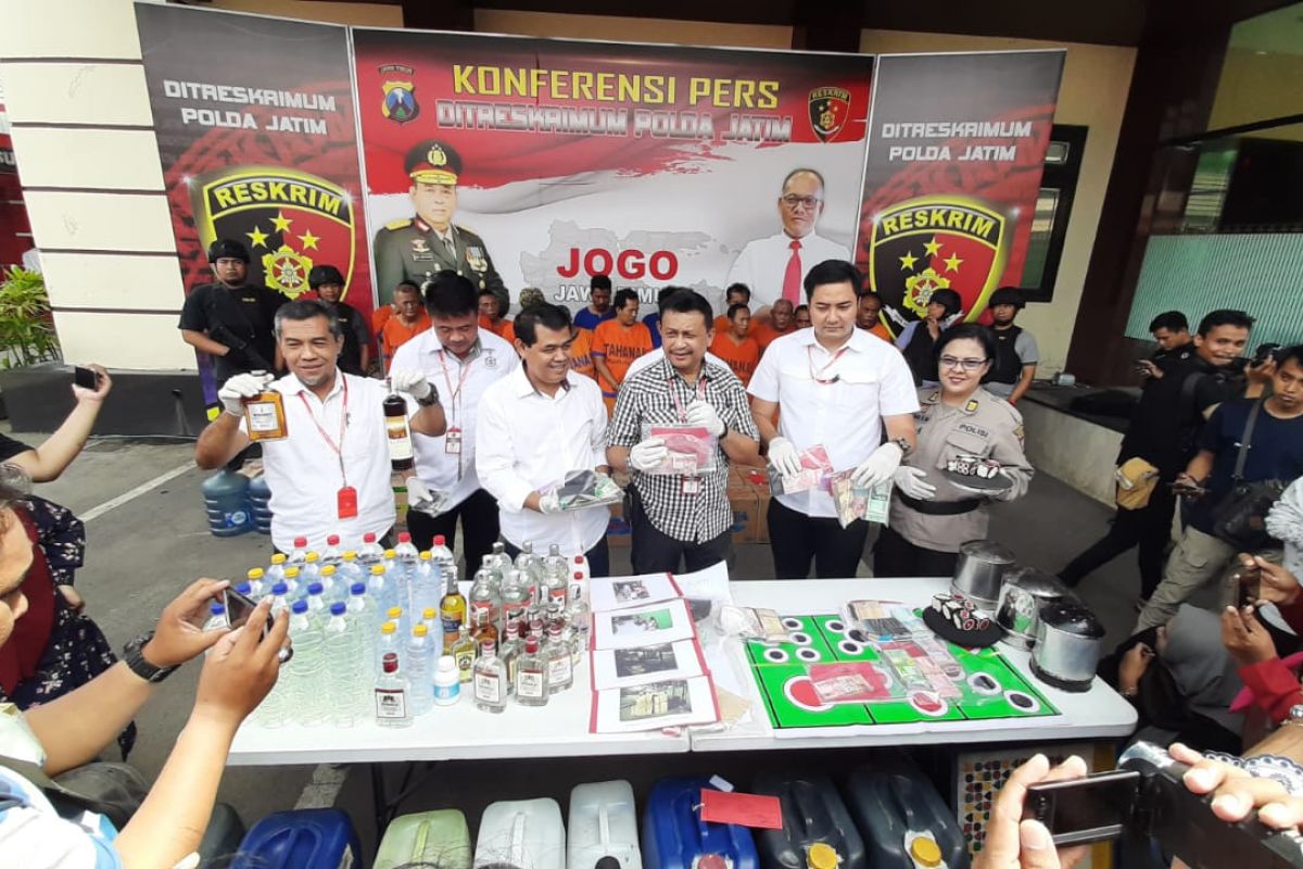 Polda Jatim ringkus 17 penjual minuman keras ilegal dan pelaku judi