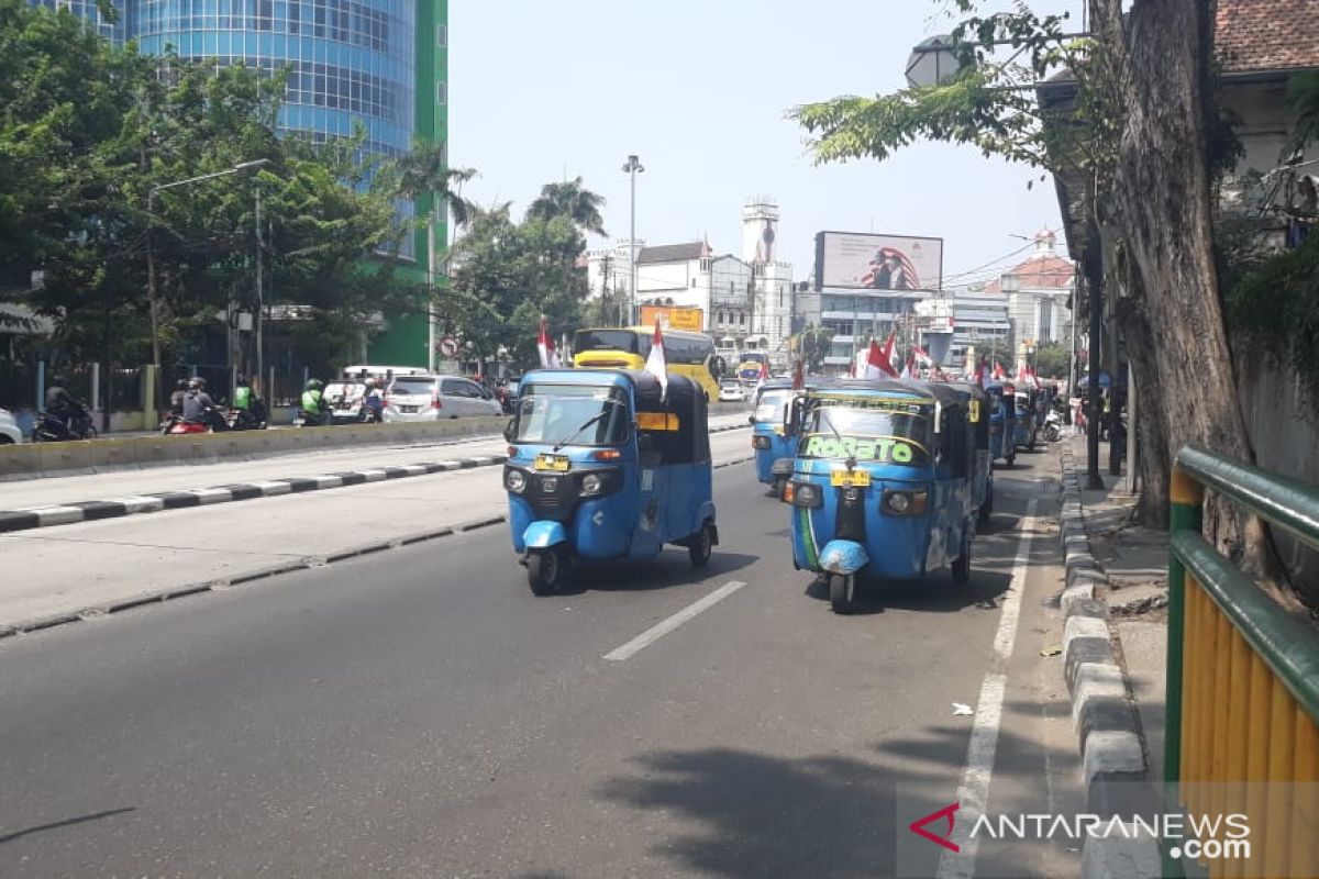 Pelantikan presiden , ratusan sopir bajaj relawan Jokowi-Ma'ruf konvoi