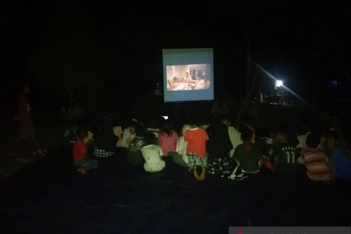 Sane Sinema bawa "Lima Elang" ke lokasi pengungsian gempa Ambon