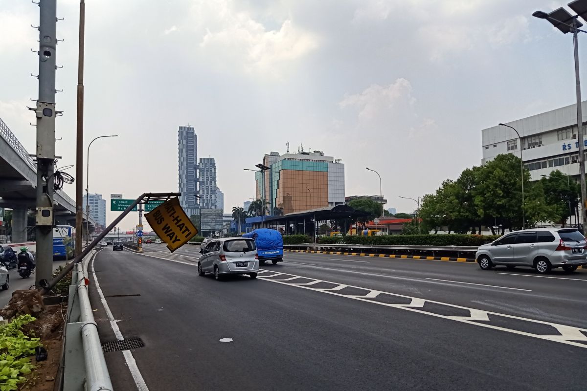 Rambu lalin roboh halangi lajur keluar Tol Pancoran