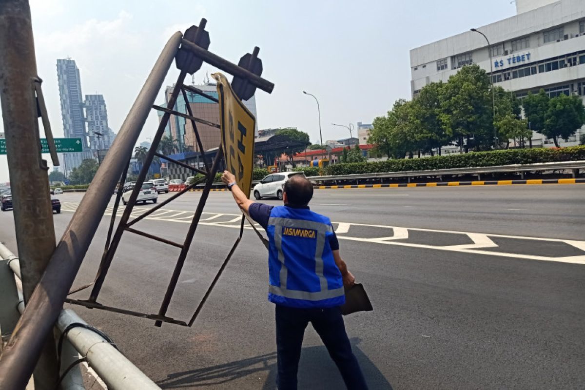 Rambu lalu lintas bertuliskan "Hati-Hati" roboh di tol