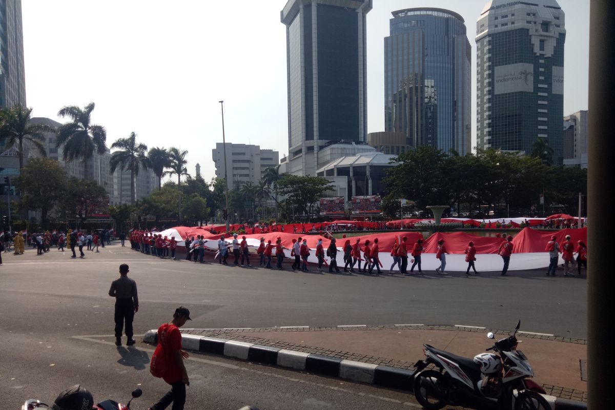 Relawan  Jokowi-Ma'ruf bentangkan Bendera Merah Putih 200 meter