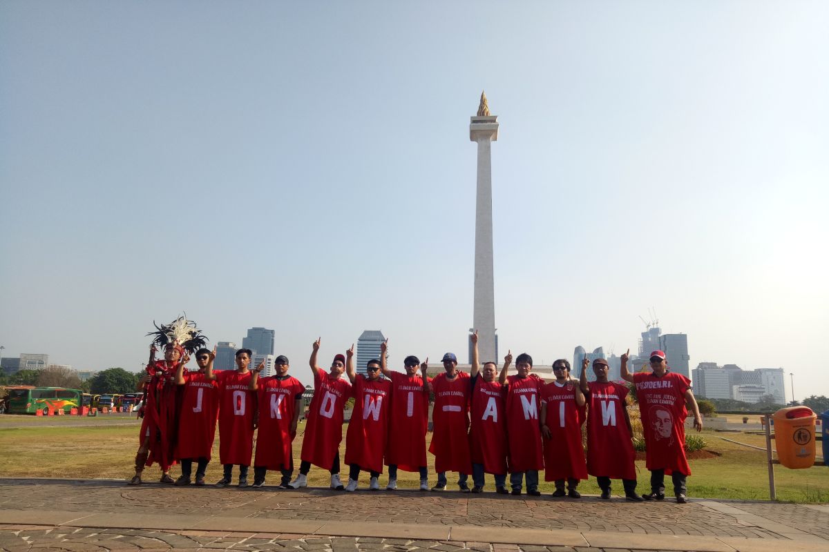 Masyarakat pakai jubah unik sambut presiden  di Monas