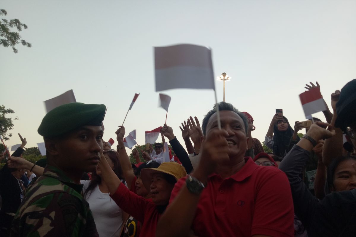 Masyarakat nyanyikan lagu daerah saat menunggu ditemui Jokowi-Ma'ruf