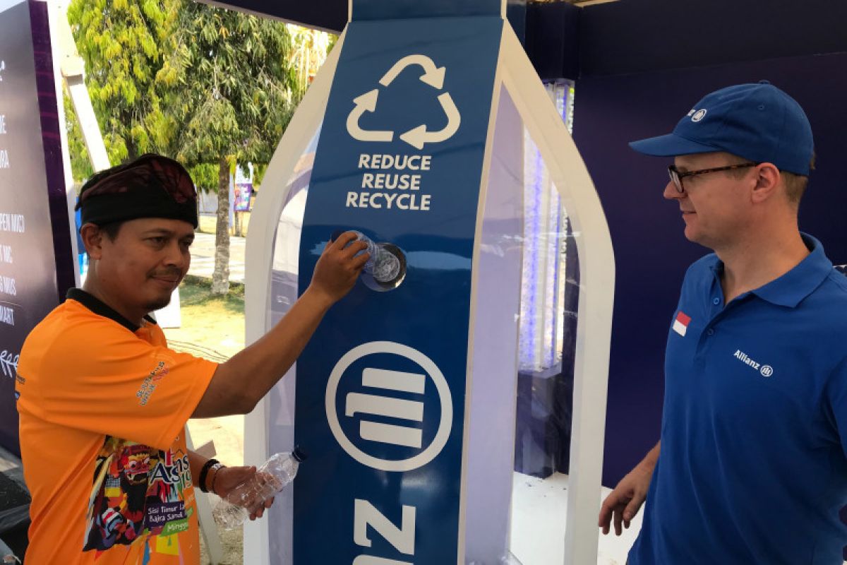 Allianz Indonesia perluas segmen asuransi dengan program tukar sampah