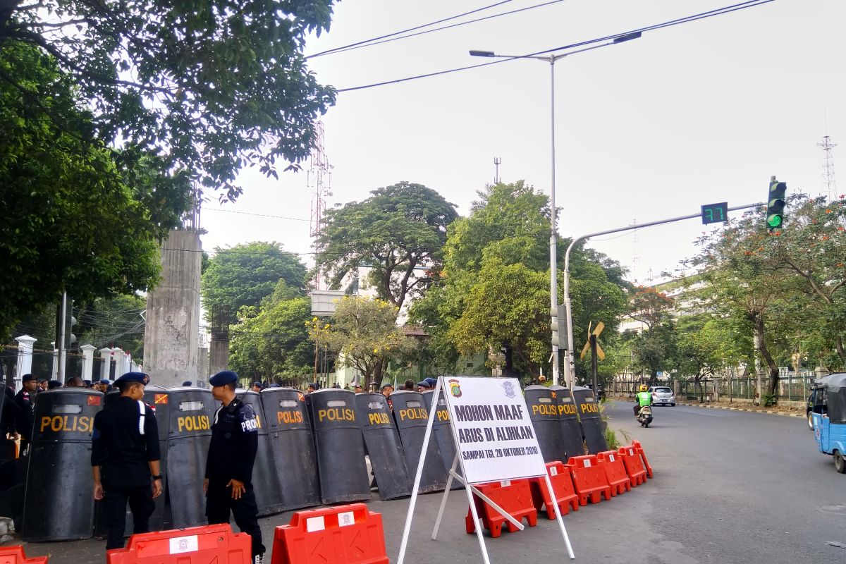 Petugas terapkan penjagaan berlapis sekitar gedung parlemen