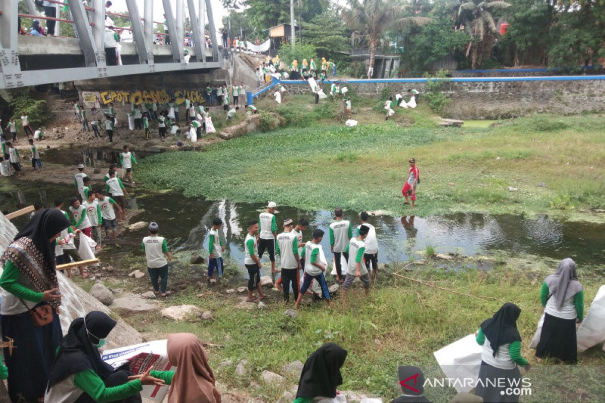 Ribuan santri Bantul membersihkan Sungai Winongo