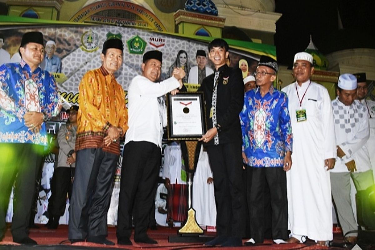 Kapuas raih penghargaan MURI pembaca Al Quran terbanyak 7.260 orang