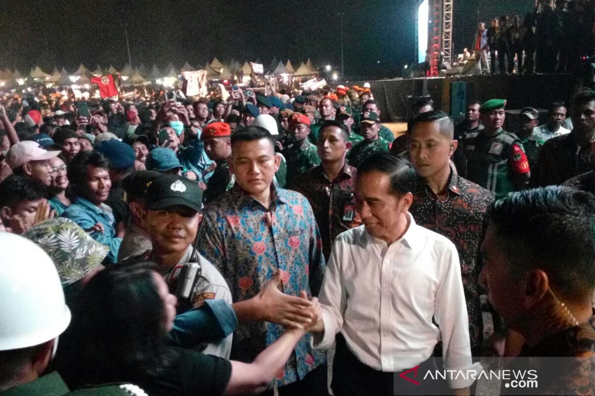 Presiden  Jokowi turun panggung salami penonton konser 