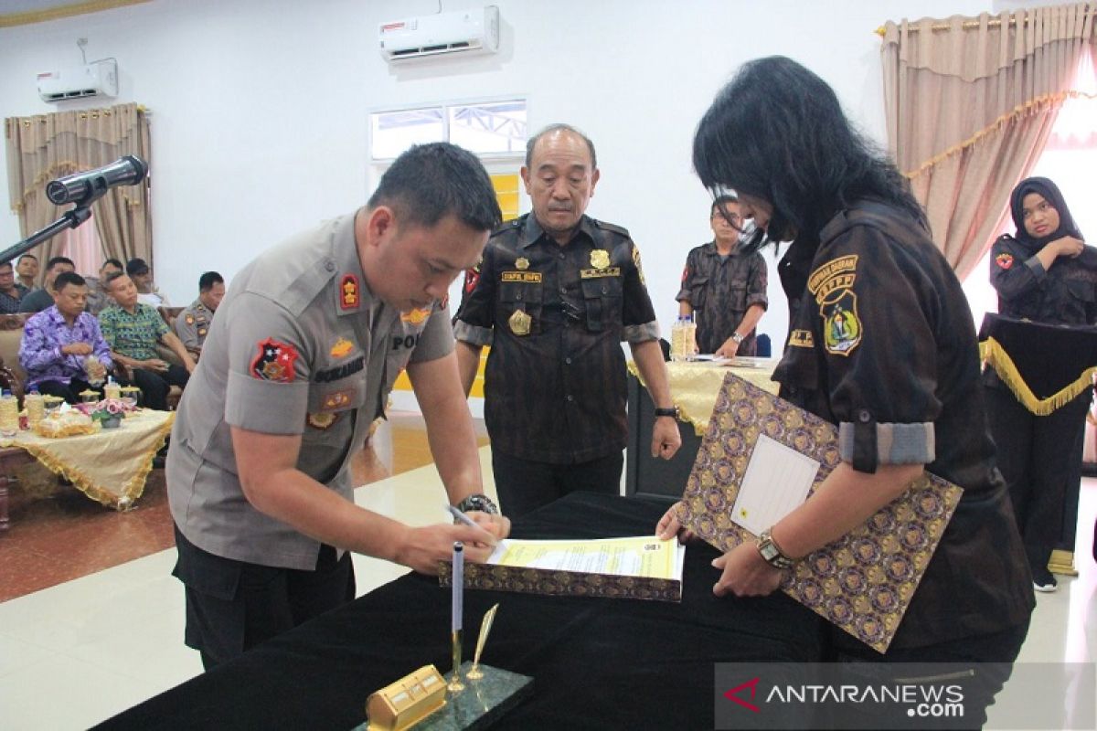 Pelantikan KBPPP Tapteng ditandai dengan penaburan bibit ikan di kolam Polres Tapteng