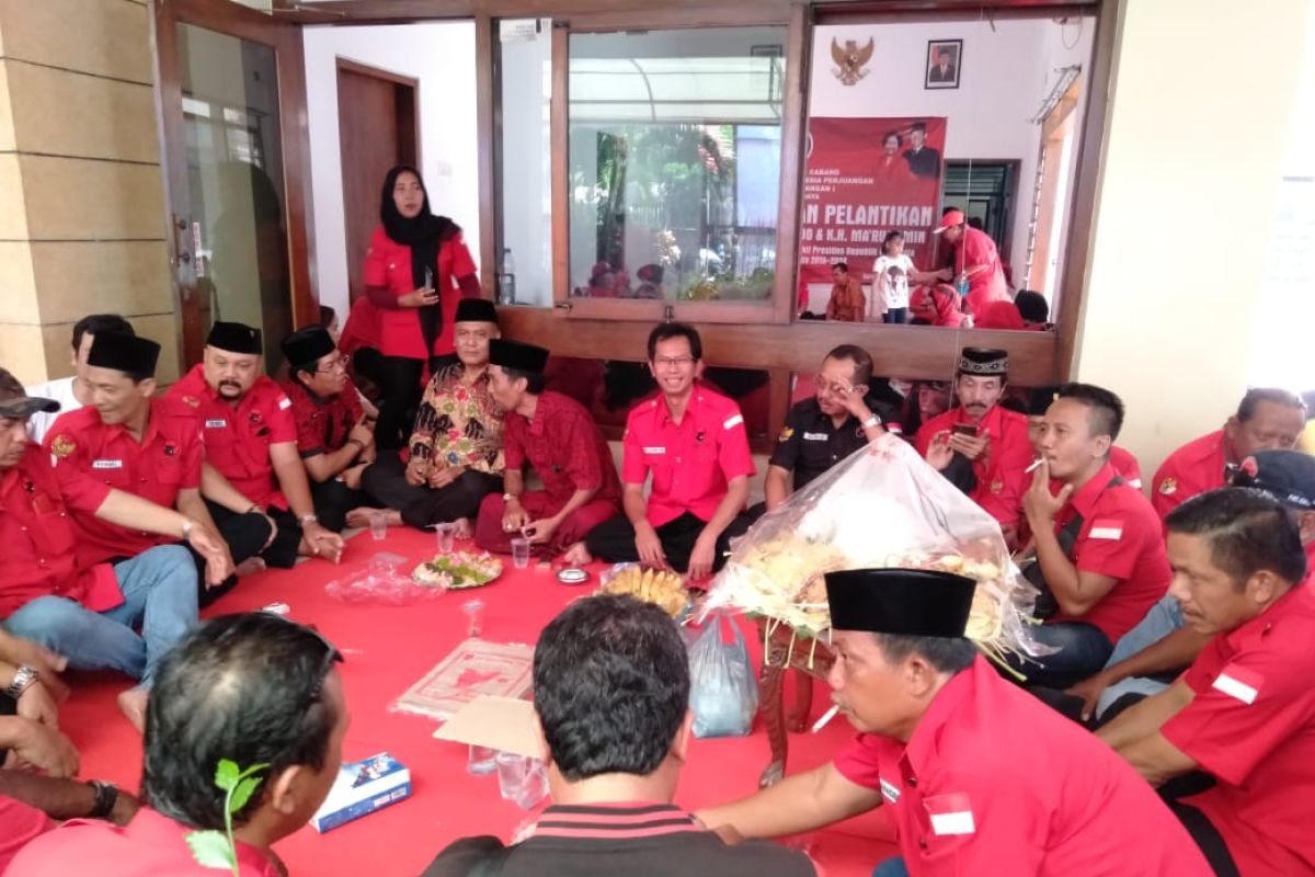 Ratusan kader PDIP Surabaya gelar tasyakuran pelantikan Jokowi-Ma'ruf