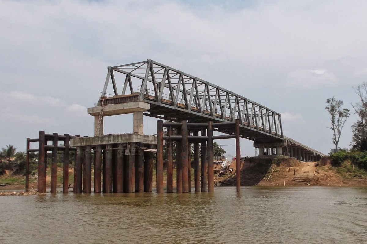 Pemkab OKU lanjutkan  pembangunan jembatan Desa Tanjung Kemala