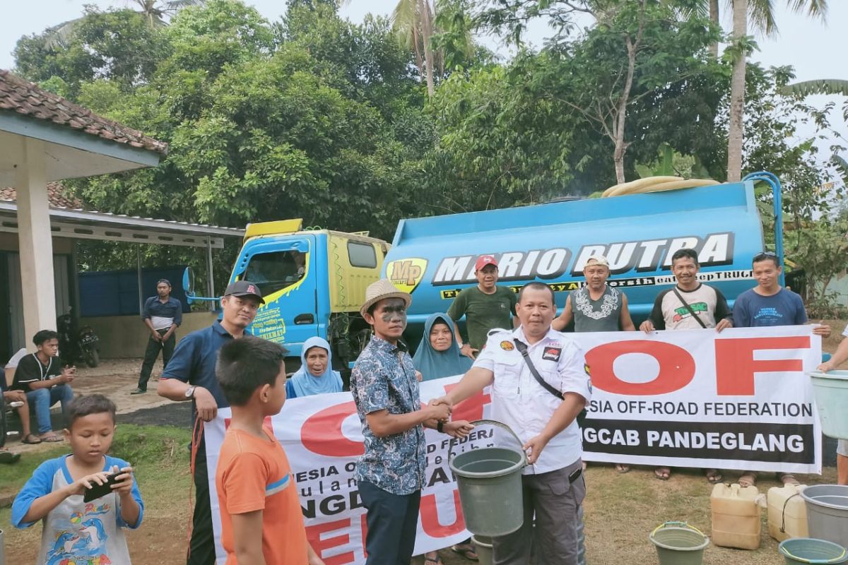 IOF Banten distribusikan air bersih ke lima desa di Pandeglang.