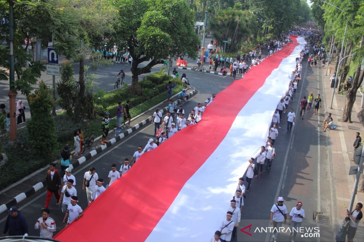 Parade merah putih di Surabaya sambut pelantikan presiden (Video)