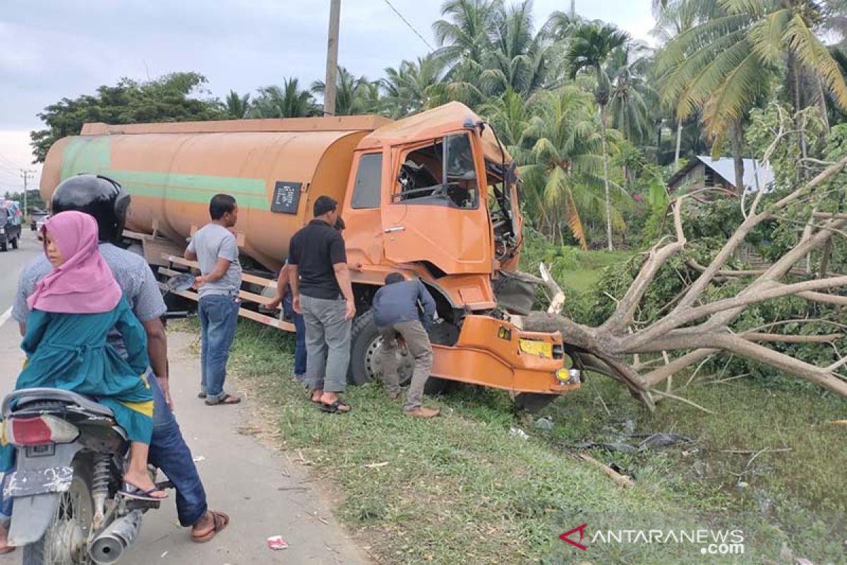 Saat berhenti tronton ditabrak mobil tangki, satu orang tewas