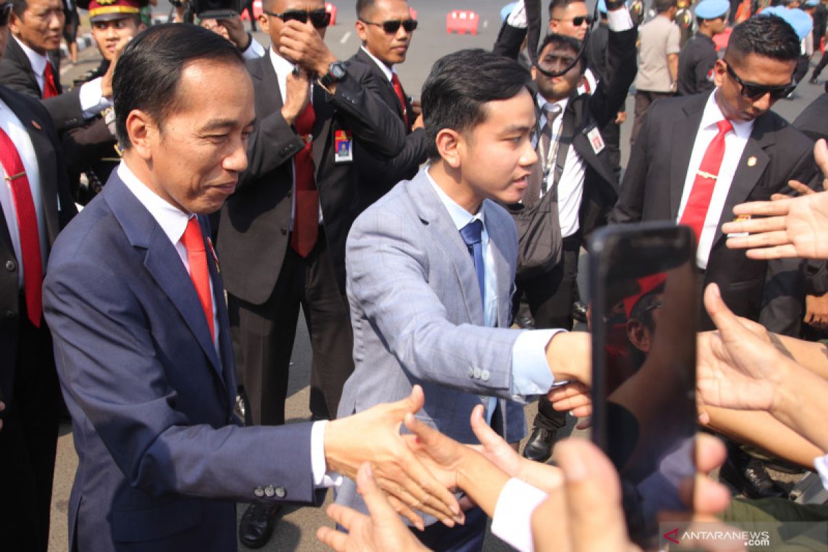 Jelang pelantikan, Jokowi salami warga di depan Istana Merdeka