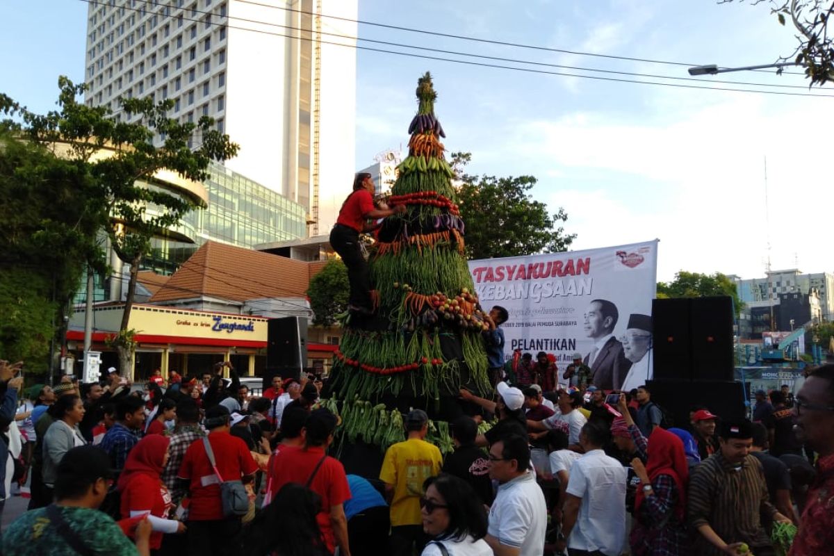 Ratusan warga berebut tumpeng tasyakuran Jokowi-Ma'ruf di Surabaya