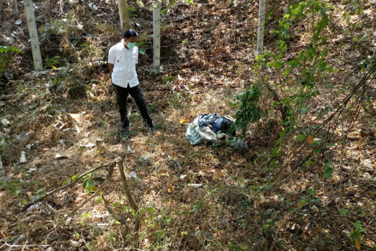 Jasad wanita terbungkus kain sarung mobil ditemukan di bawah jembatan