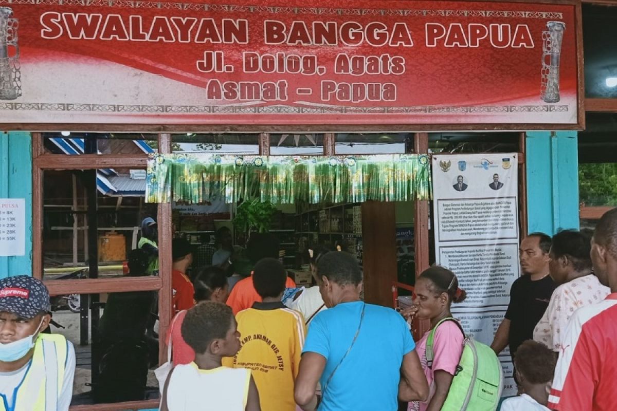 Warga Asmat antusias berbelanja di swalayan "Bangga Papua"