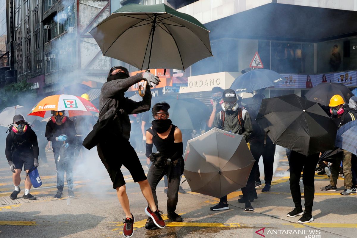 Demonstran Hong Kong dukung etnis Uighur, bentrokan kembali pecah