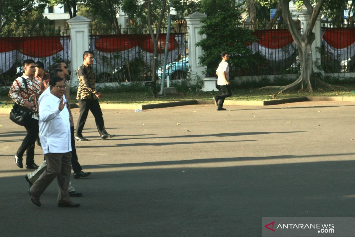 kenakan pakaian putih, Prabowo Subianto tiba di istana Presiden