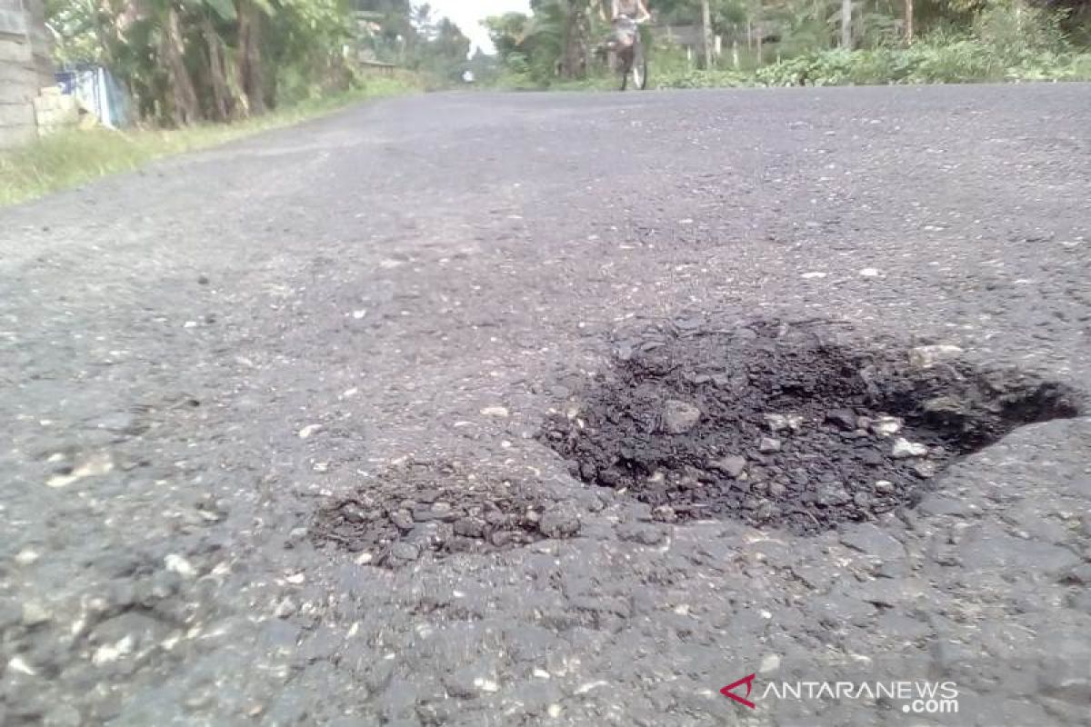 Warga berharap pengaspalan jalan nasional di Nias  bermutu