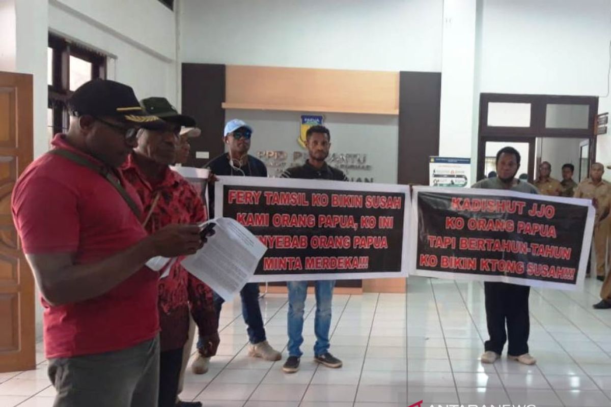 Masyarakat adat gelar aksi protes ke Dinas Kehutanan Papua