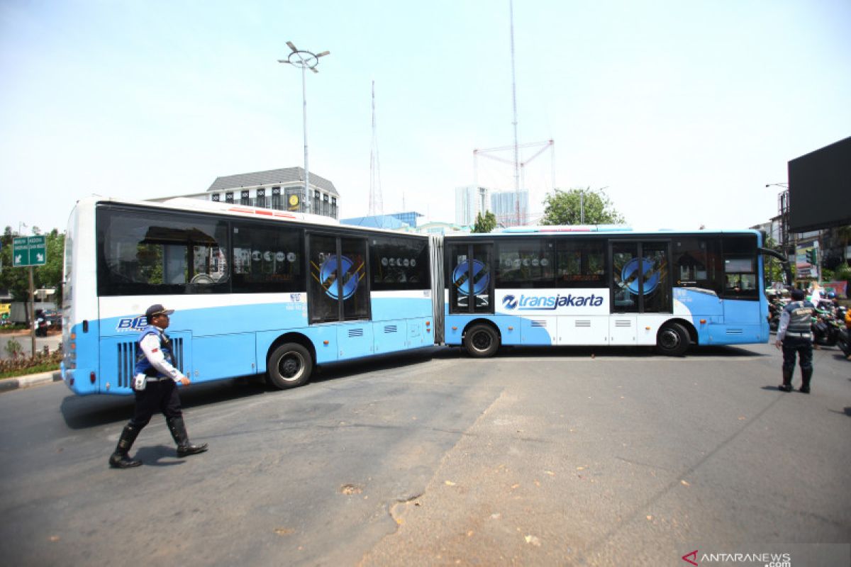 Transjakarta tabrak pemotor di Jakarta Timur