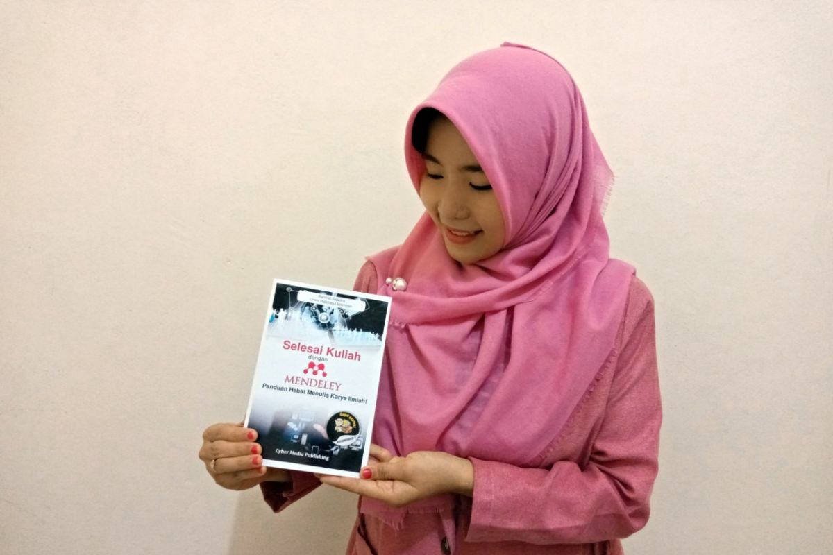 Dua santri Situbondo bagikan gratis buku karyanya di Hari Santri