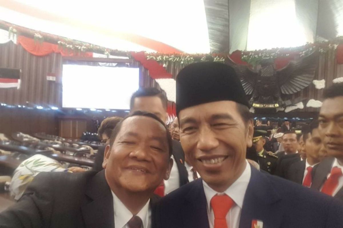 Bupati Samosir swafoto dengan Presiden Joko Widodo