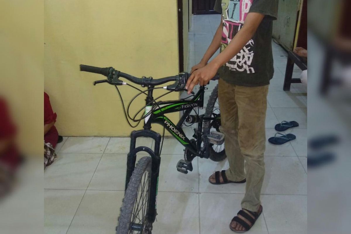 Nekat merampas sepeda, AA diringkus di rumahnya di Tenayan Raya