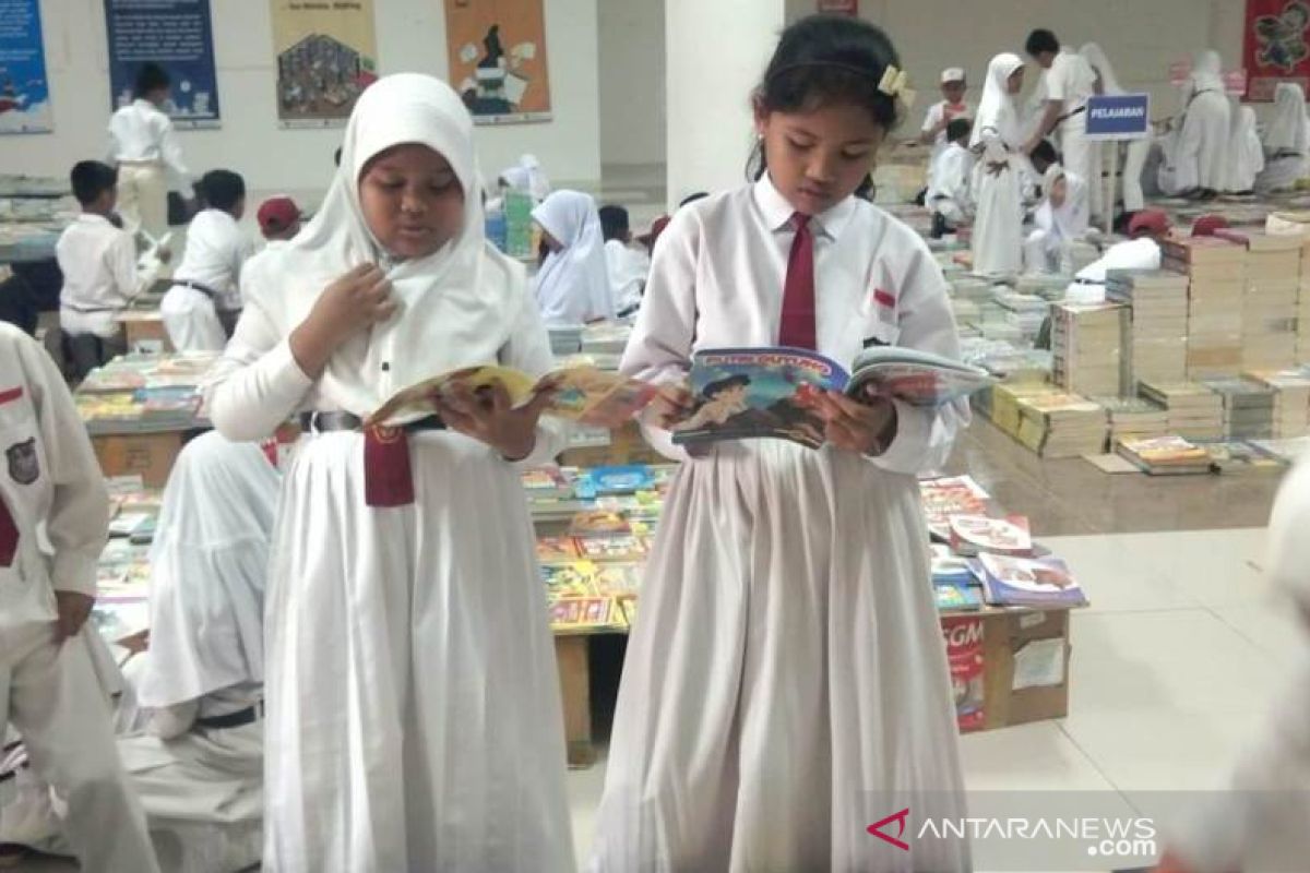 Ribuan judul buku dipamerkan dan dijual murah