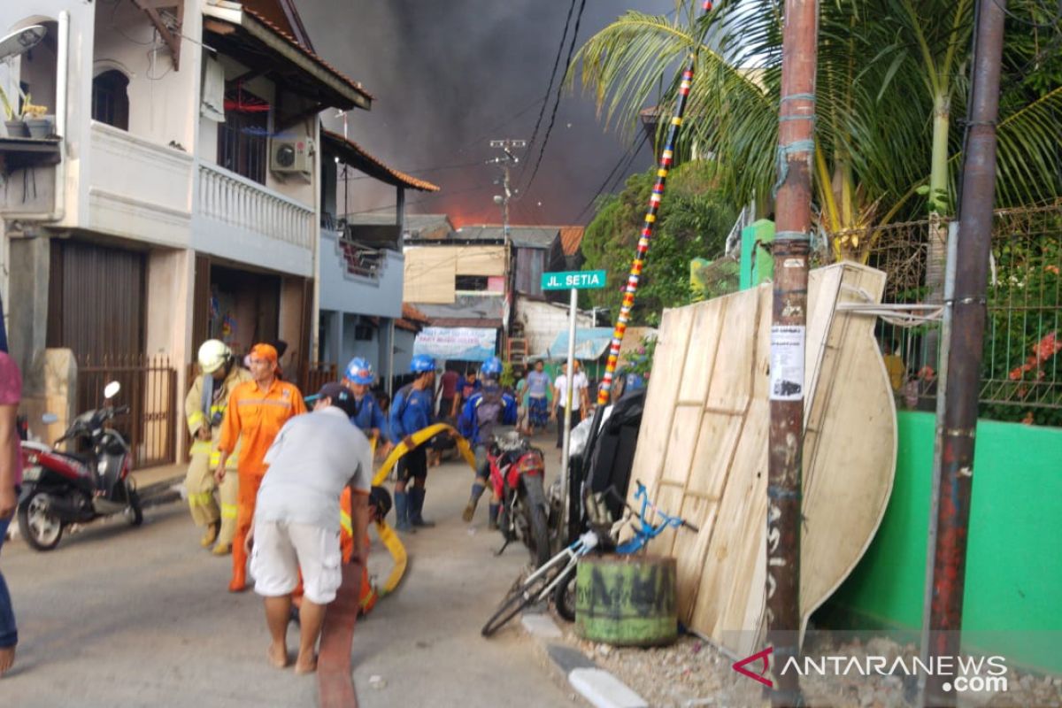 22 unit mobil damkar bergerak menuju Bidaracina