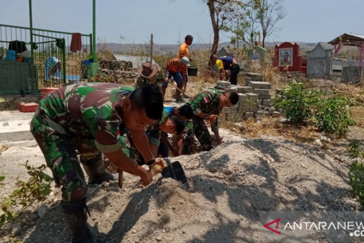 Di perbatasan RI-TL, Satgas Pamtas bantu pindahkan makam warga