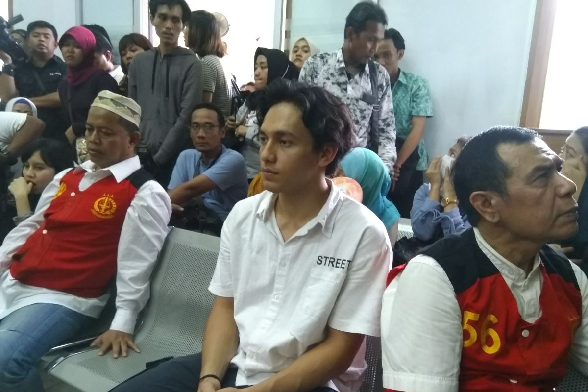 Aktor Jefri Nichol dituntut 10 bulan penjara