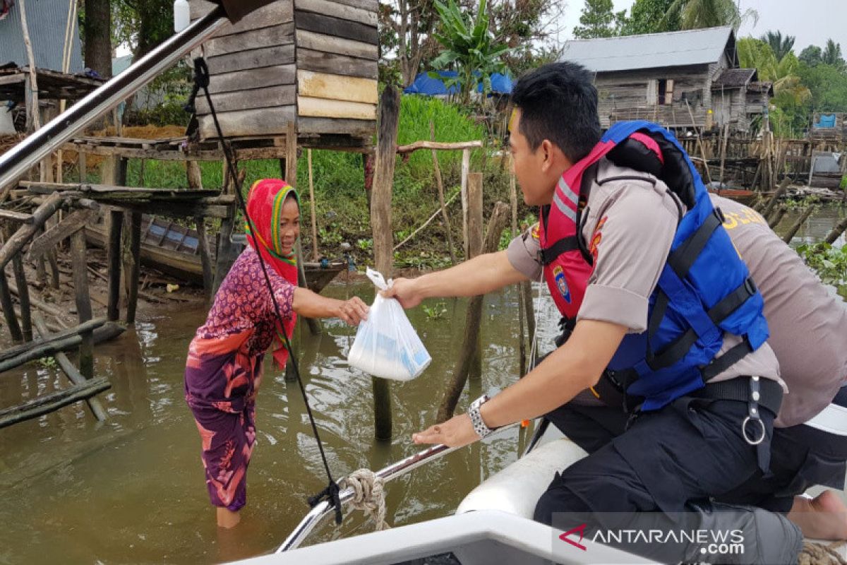 Kapolsek susur sungai bagi-bagi sembako