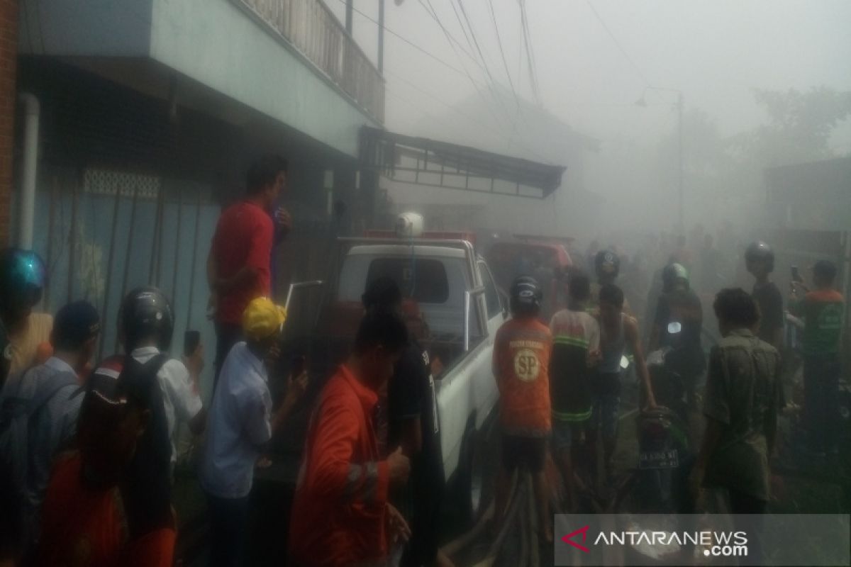 Sebuah rumah terbakar di Komplek DPR Banjarmasin