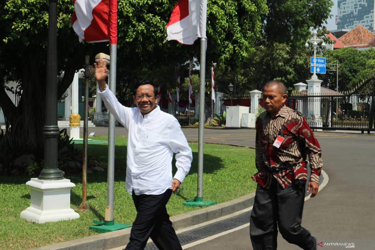 Mahfud MD dan Tetty  Paruntu merapat ke Istana Presiden