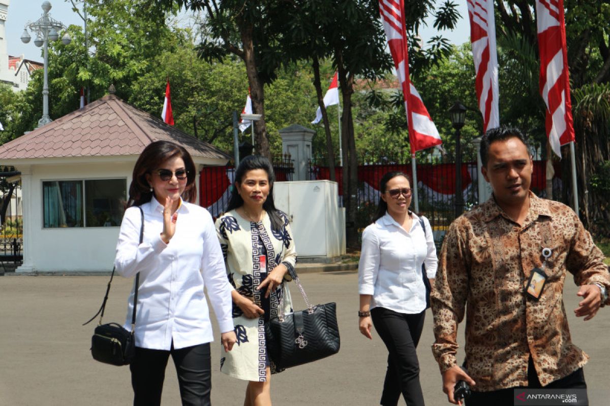 Bupati Minahasa Selatan mendatangi istana kepresidenan