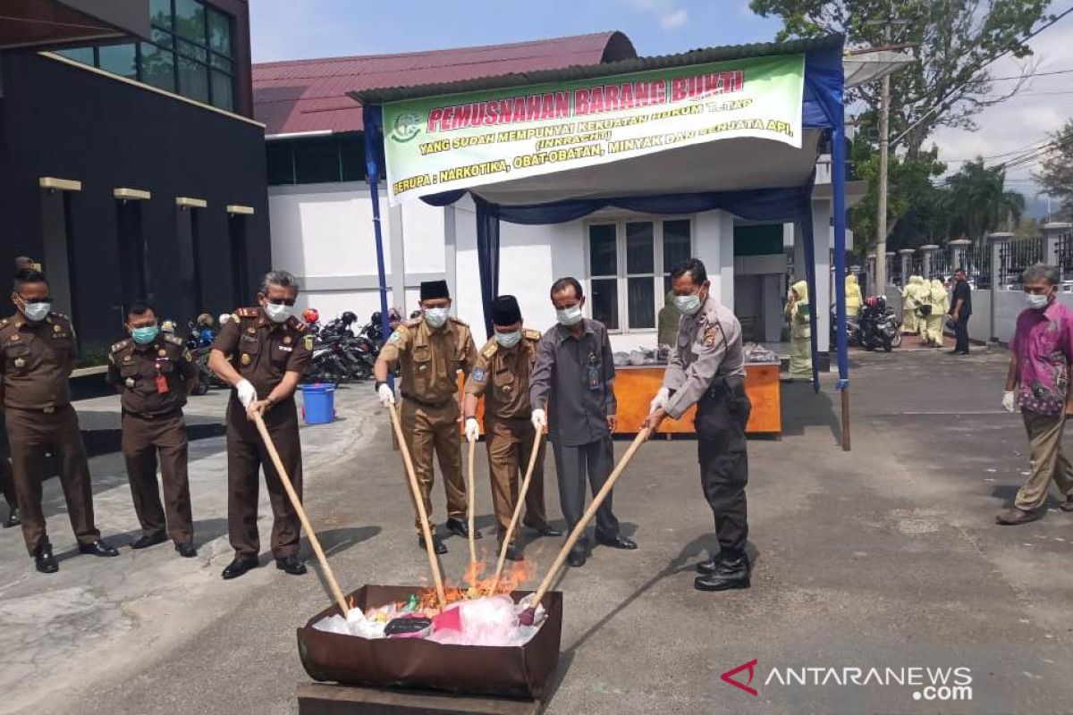 Kejari Rejang Lebong musnahkan barang bukti kejahatan