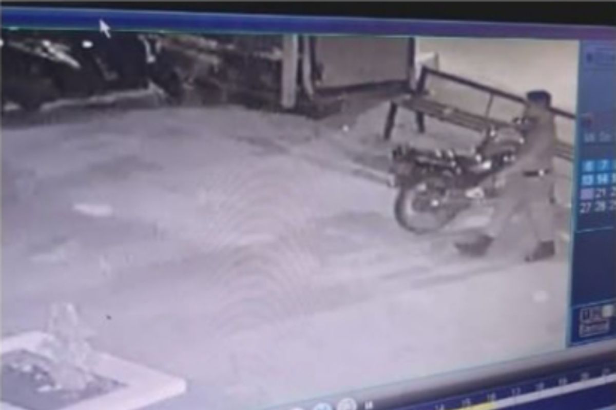 Pencuri motor berseragam Satpol PP terekam CCTV