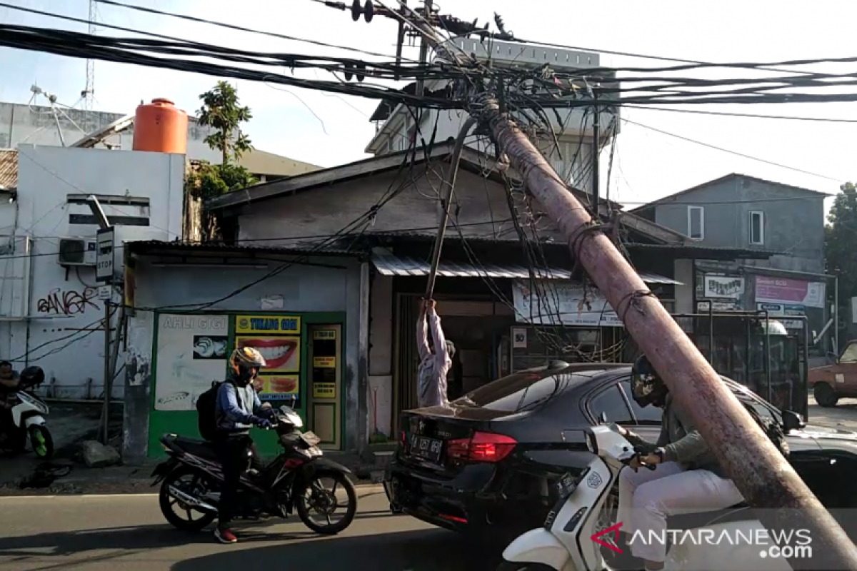 Tiang listrik roboh di Jalan Kebon  Jeruk