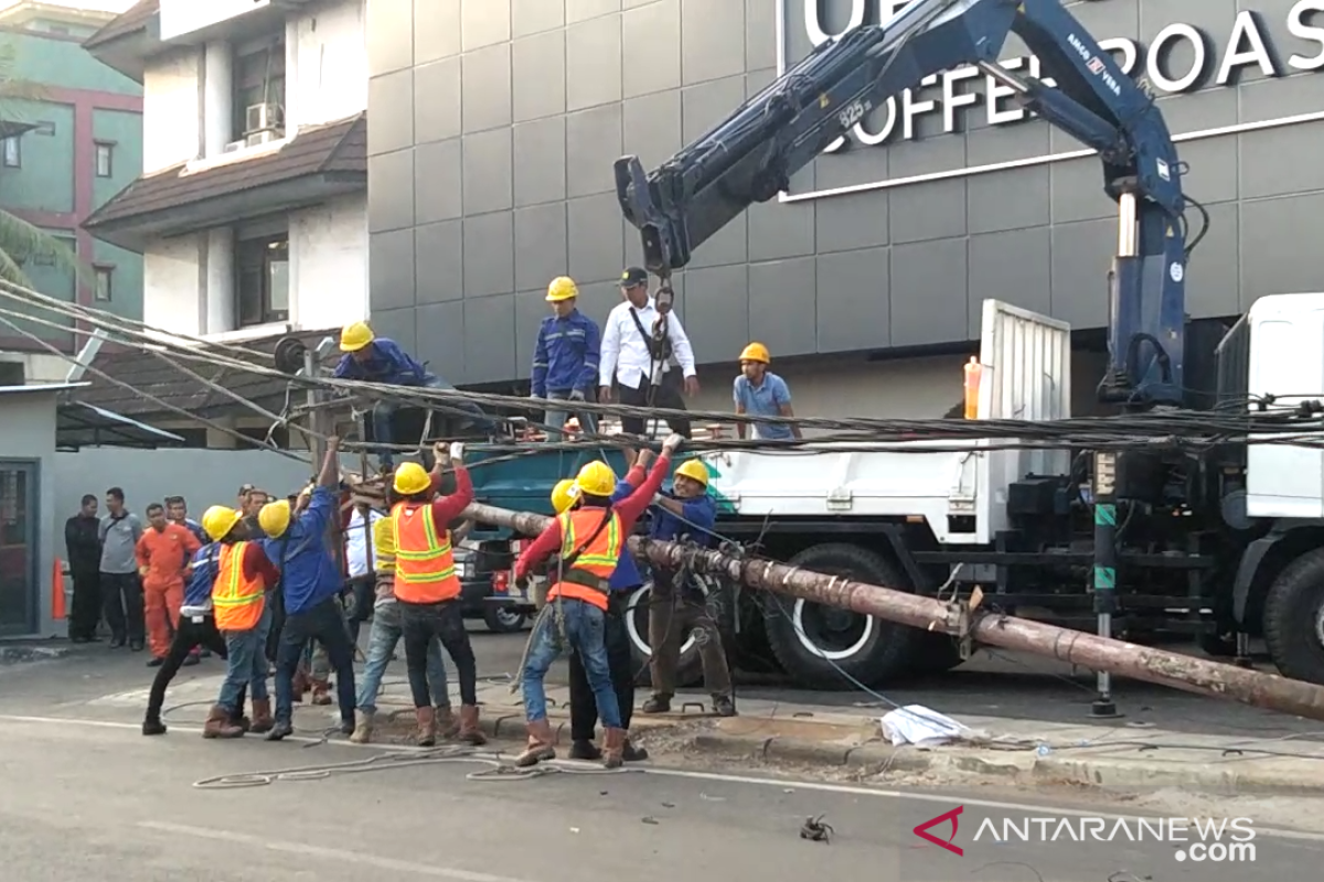 Tiang PLN yang roboh di Kebon Jeruk karena keropos