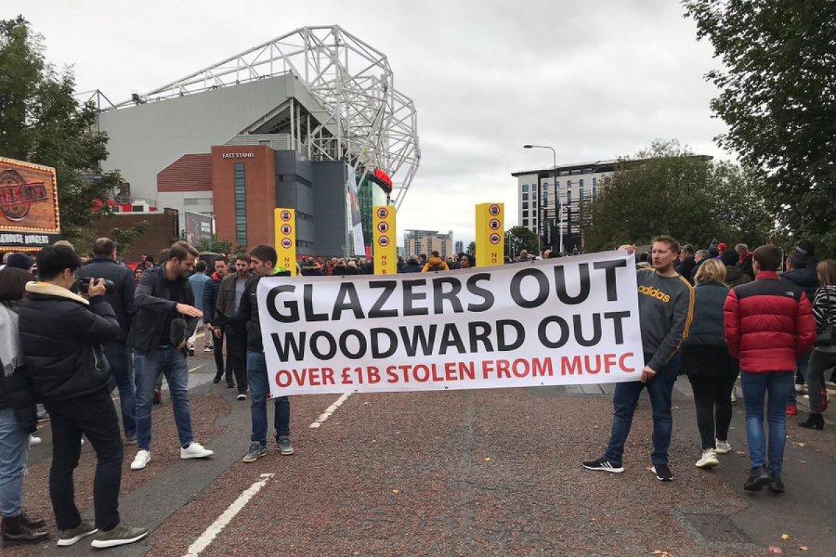 Aksi protes "Pecat Woodward" warnai laga MU vs Liverpool
