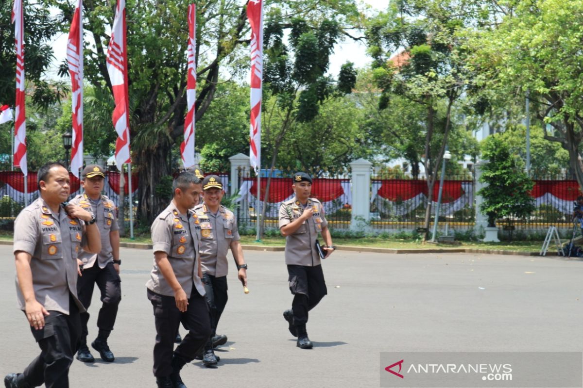 Kapolri Tito Karnavian ke istana tanpa kenakan kemeja putih