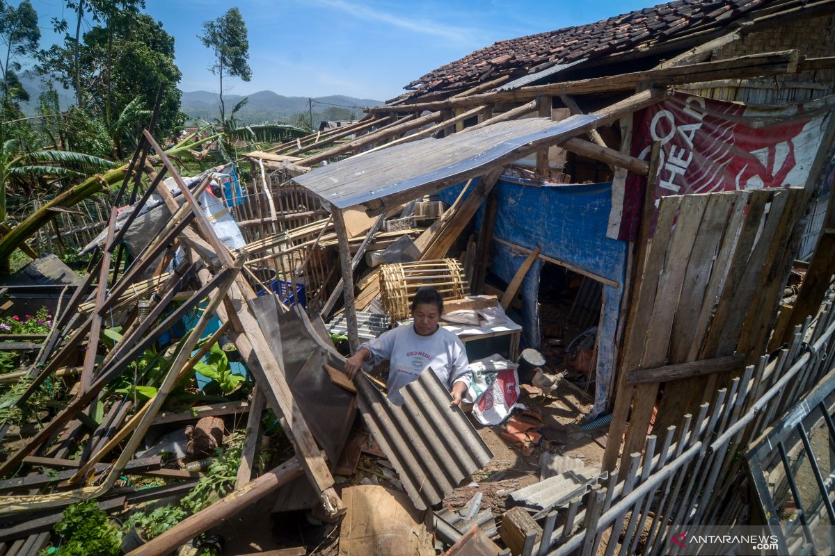 Sekitar 884 jiwa terdampak angin kencang di Kabupaten Bandung